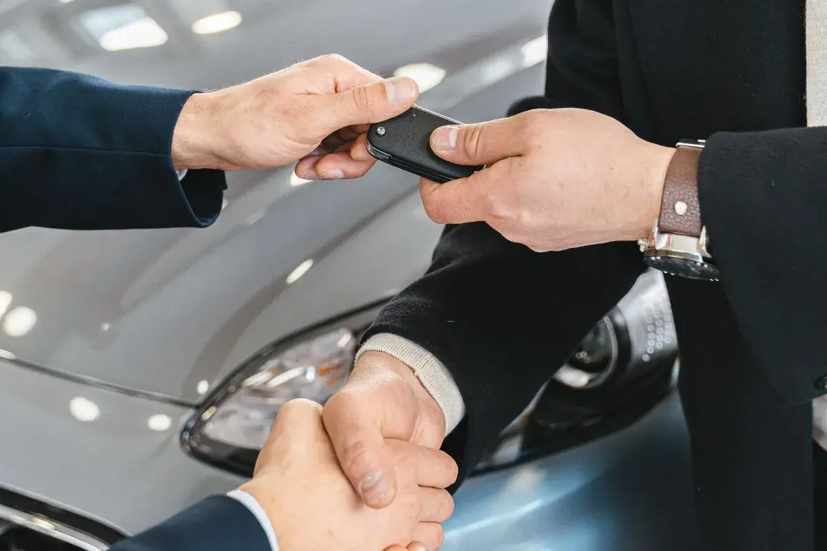 Scambio di chiavi auto, un gesto che risolve il problema di cosa fare se la macchina non legge la chiave.