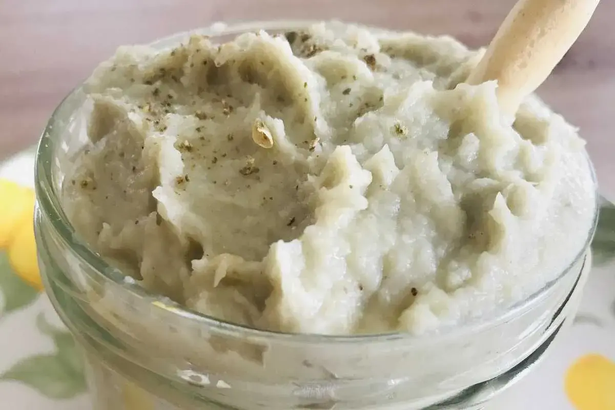 Crème d'artichaut italienne onctueuse, parsemée d'herbes. Parfait pour une recette facile et savoureuse.
