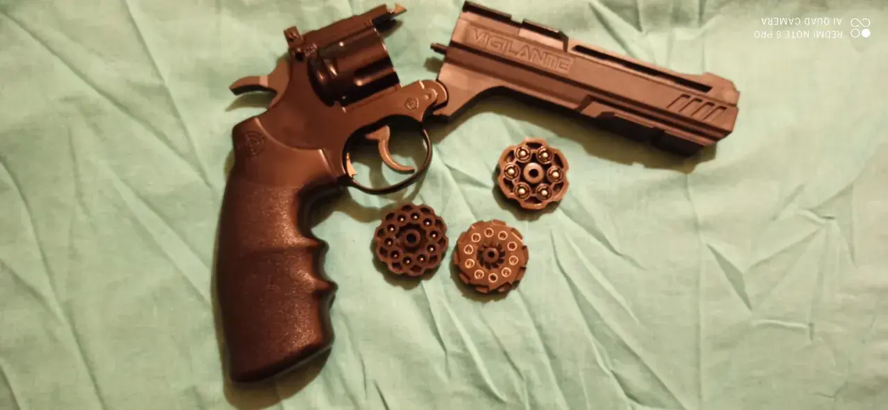 Crosman Vigilante, rewolwer z dwoma magazynkami, gotowy do akcji.