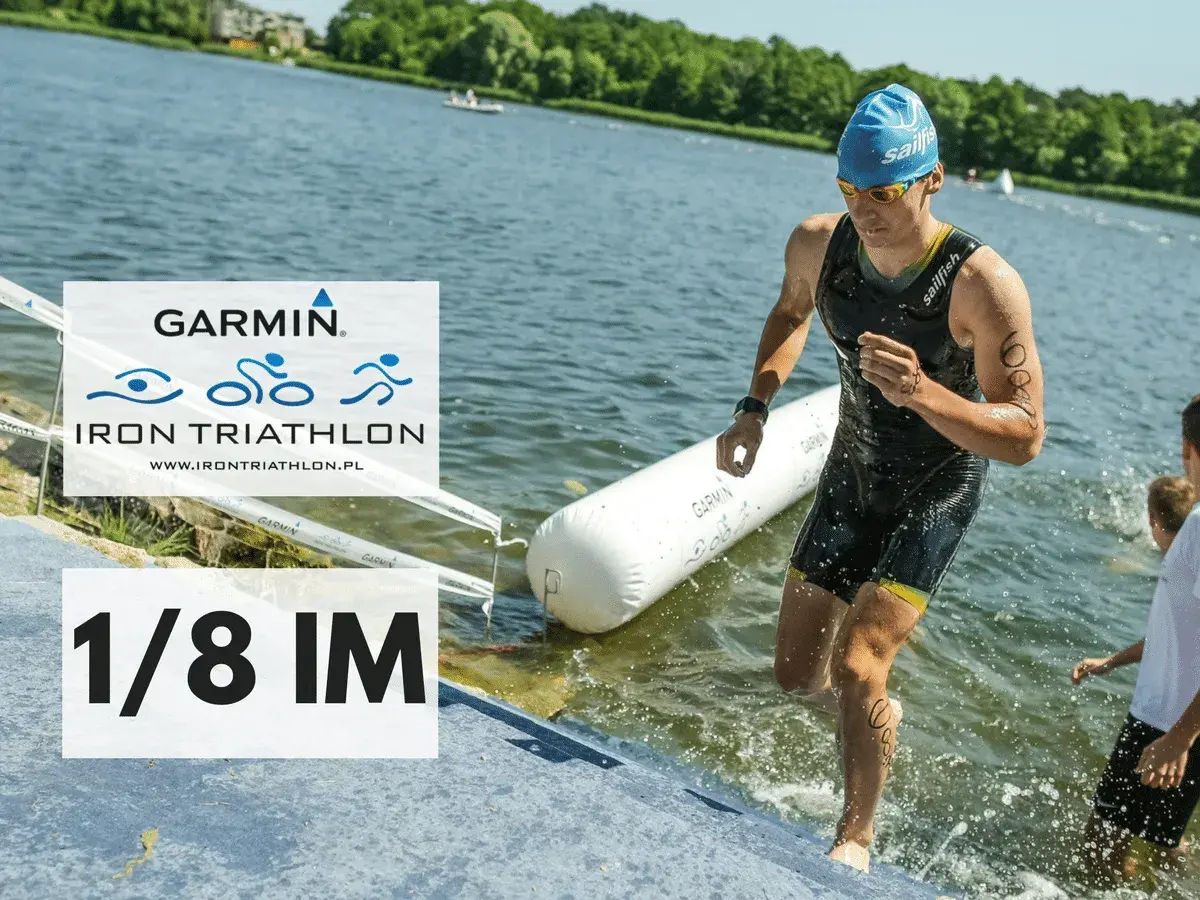 Zawodnik Garmin Iron Triathlon wychodzi z wody po etapie pływackim. Dystans 1/8 IM.