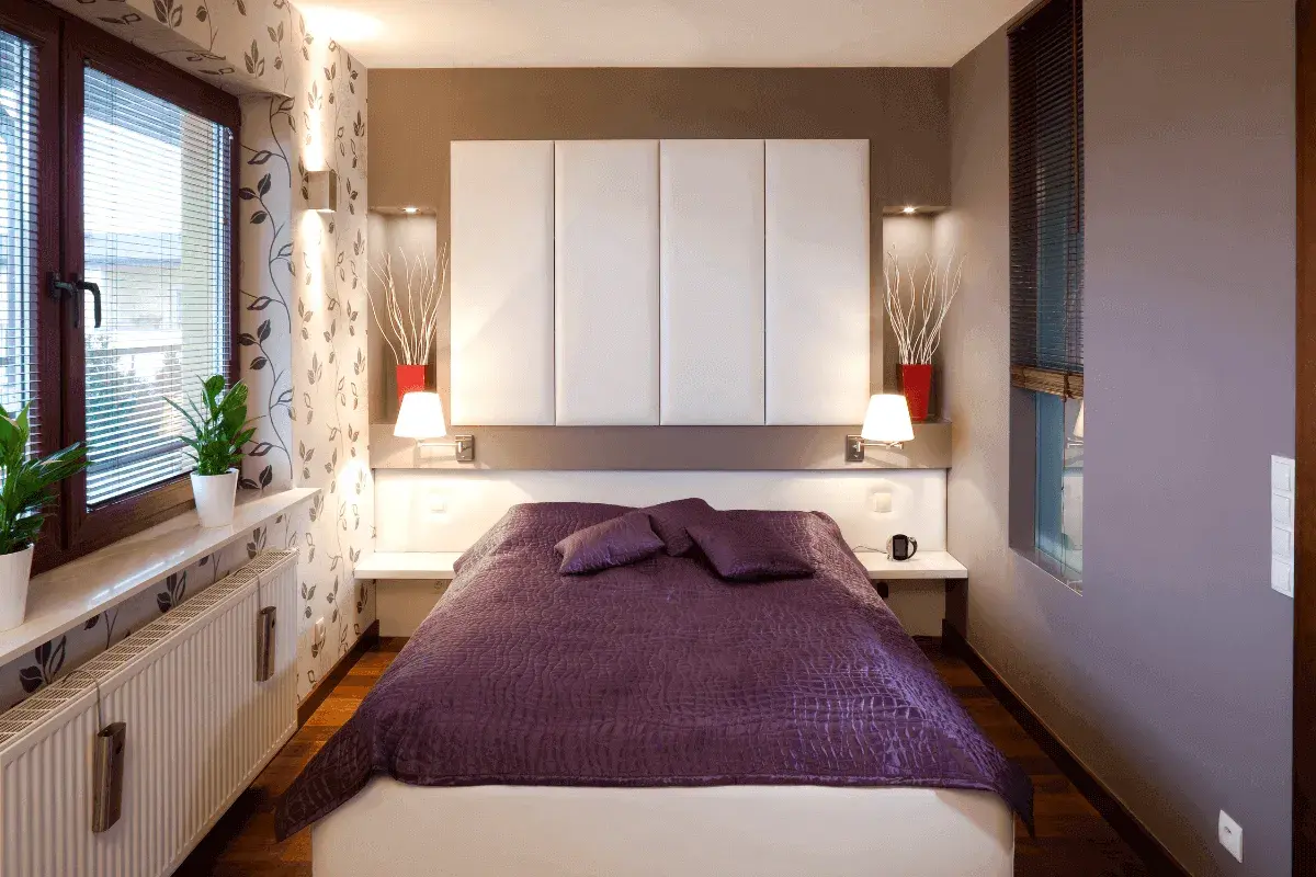 Camera da letto singola con letto matrimoniale, copriletto viola, testiera imbottita bianca e decorazioni moderne. Ideale per chi cerca idee per misure camera da letto singola.