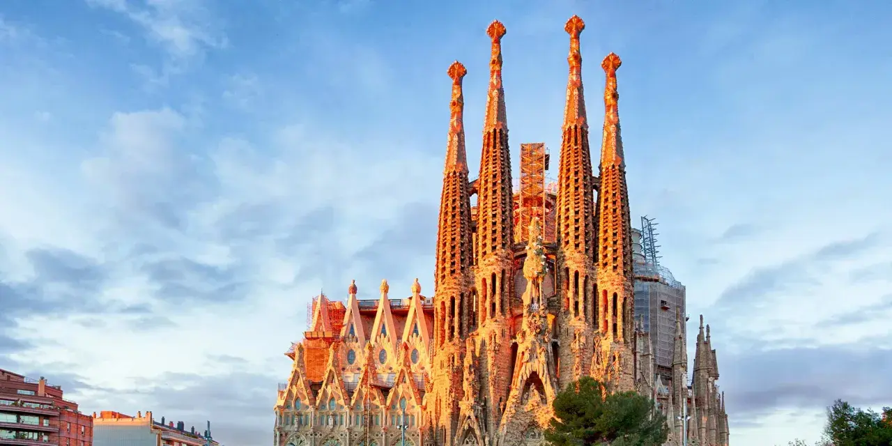 Die Sagrada Familia im warmen Abendlicht. Ein absolutes Muss, was man in Barcelona gesehen haben muss, Gaudís Meisterwerk.