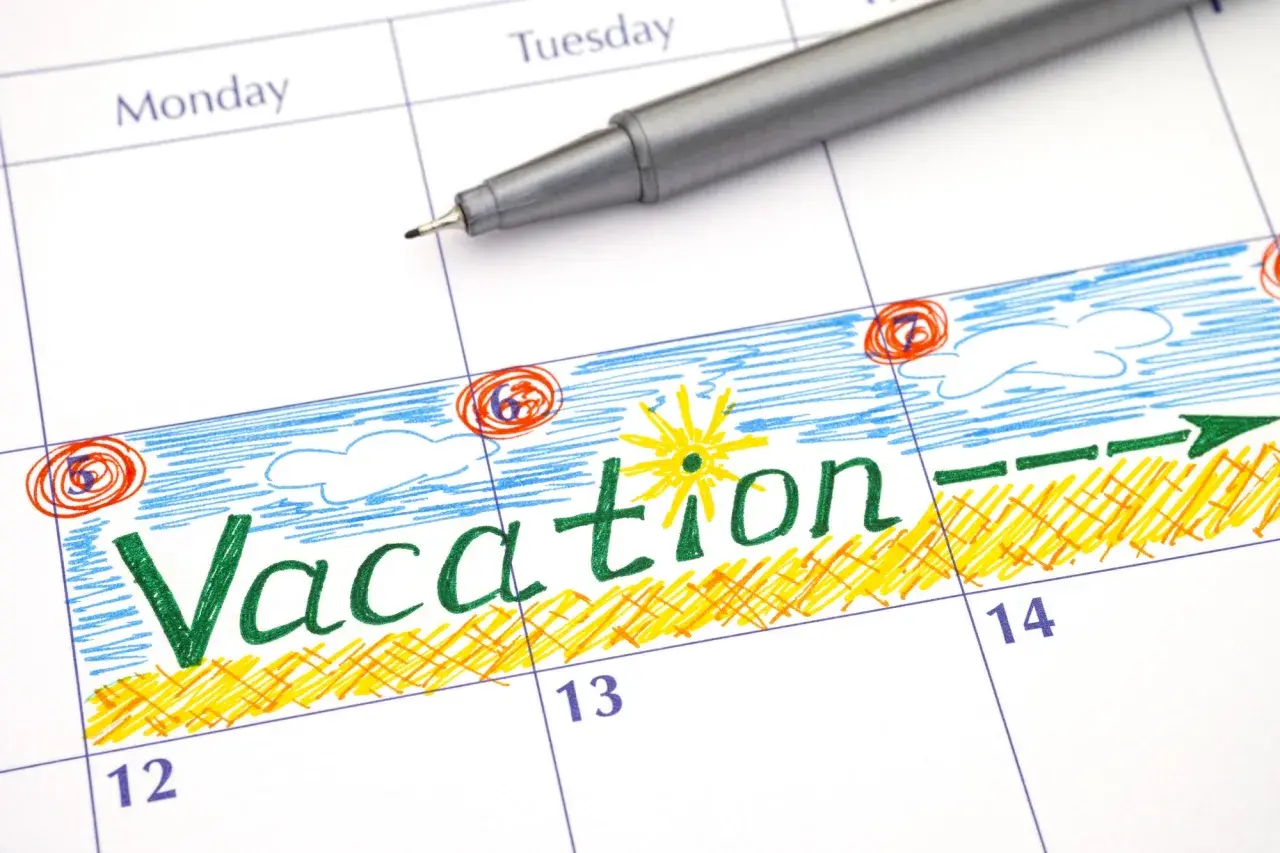 Kalender med "Vacation" skrivet i grönt, omgivet av sol, moln och en pil. Perfekt för att planera din korttidspermittering semester.