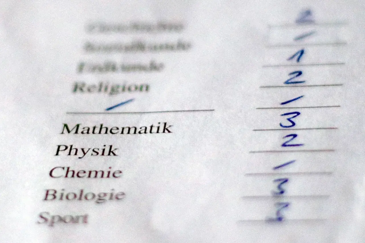 Zeugnis Ausgabe: Noten für Religion, Mathematik, Physik, Chemie, Biologie und Sport.