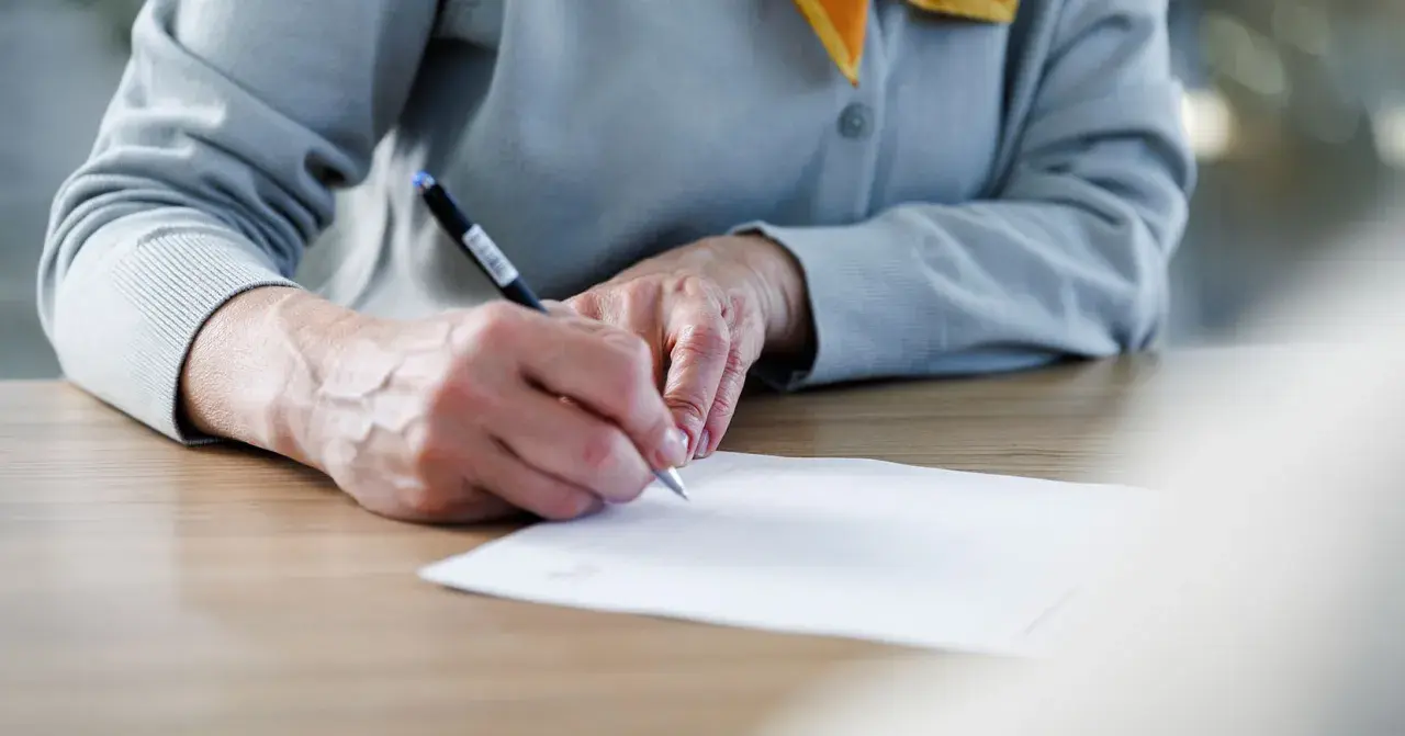 Manos firmando un documento, el tiempo entre el fein y la firma de la hipoteca se acerca.