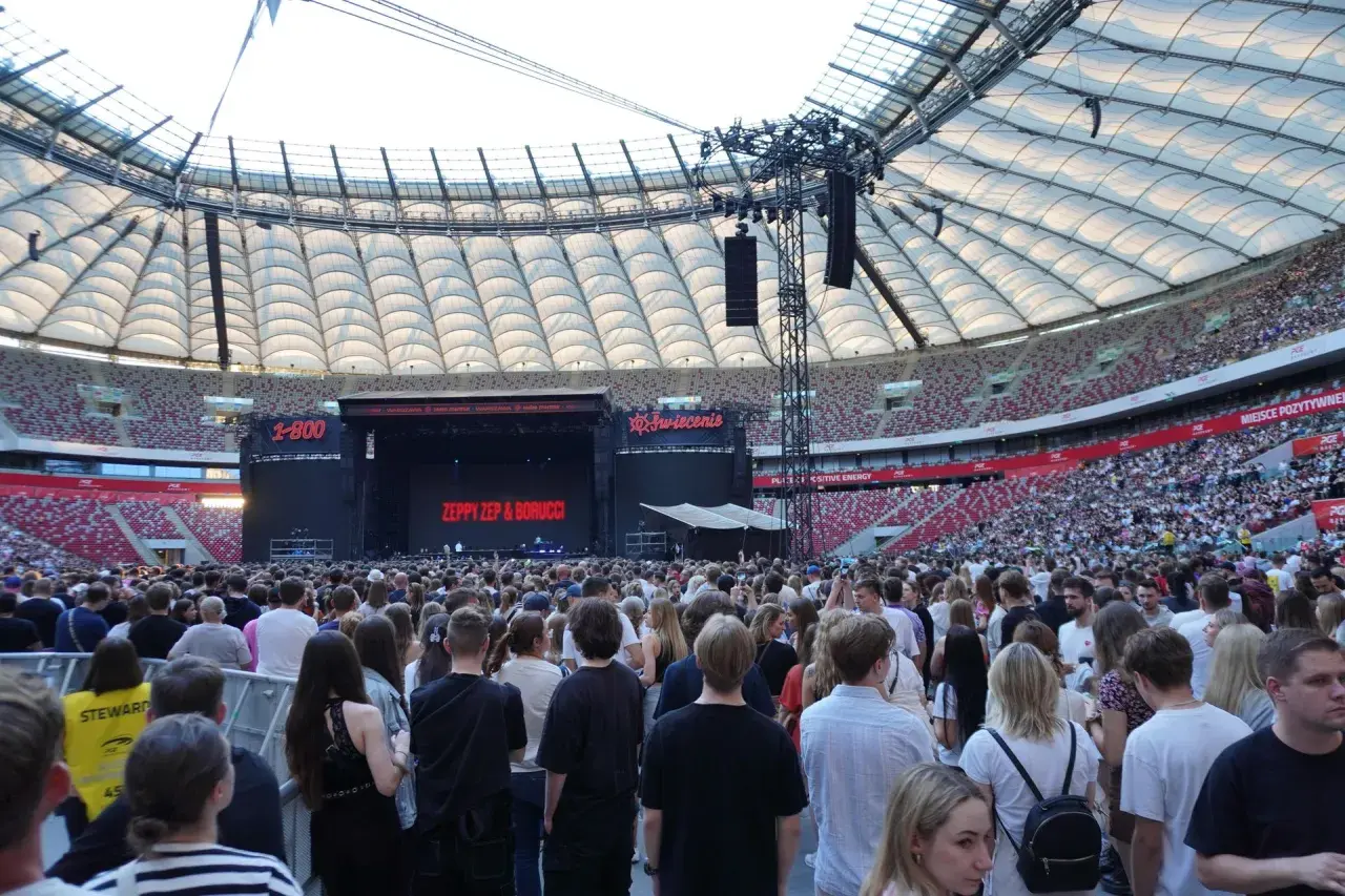 Koncert na Stadionie Narodowym. Zastanawiasz się, ile kosztuje wynajęcie stadionu narodowego na takie wydarzenie? Tłumy ludzi czekają na występ.