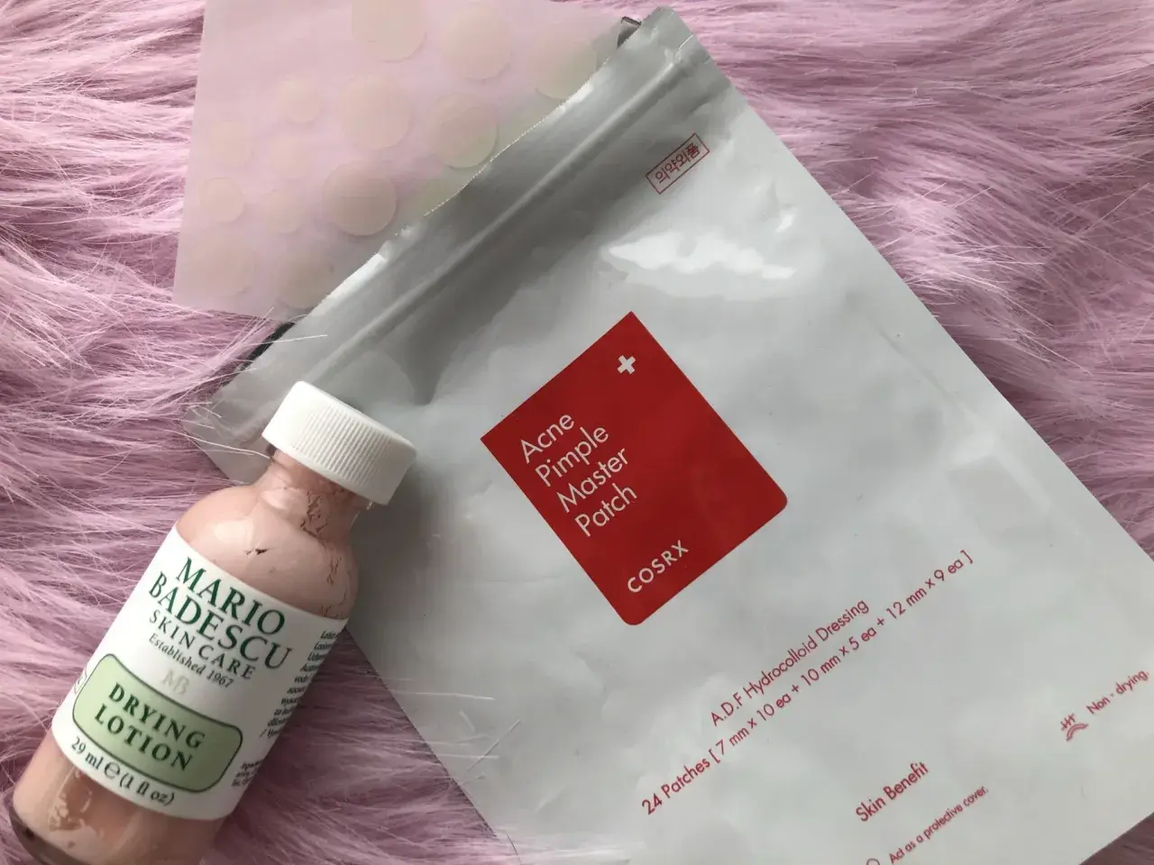 Här är produkterna som hjälper dig att snabbt få bort finnar hemma: COSRX Acne Pimple Master Patch och Mario Badescu Drying Lotion.