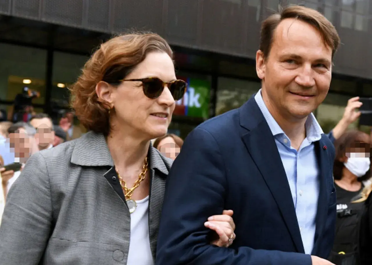 Radosław Sikorski z pierwszą żoną, Anną, w drodze na wydarzenie.