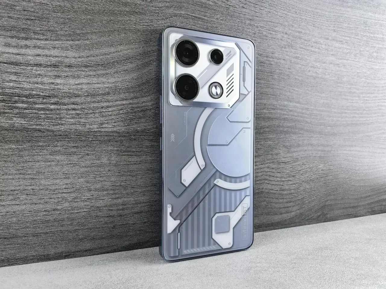 Telefon z futurystycznym tyłem, przypominającym elementy przetwarzania brzegowego. Wyraźny moduł aparatu 108MP.