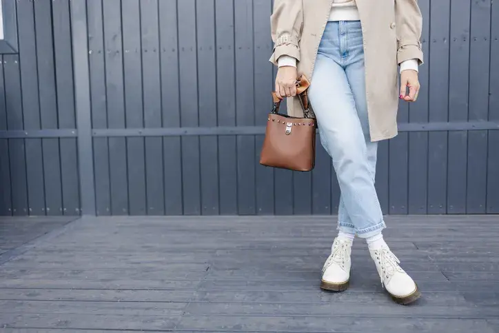 Jakie buty do mom fit? Sekrety stylistki, by wydłużyć nogi!