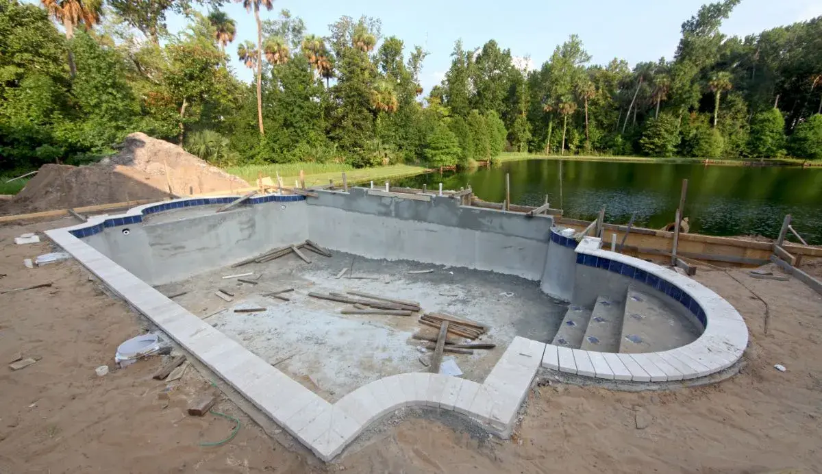 Choisir le bon coffrage pour piscine en béton : avantages et options