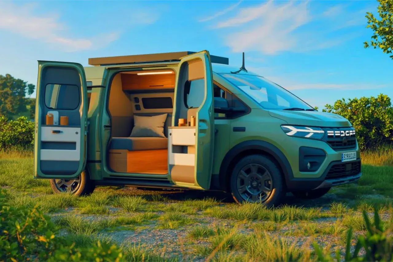 Camping-car vert avec portes ouvertes, révélant un intérieur aménagé avec lit et rangements. Idéal pour l'aventure, ce camping-car avec voiture intégrée promet des escapades inoubliables.