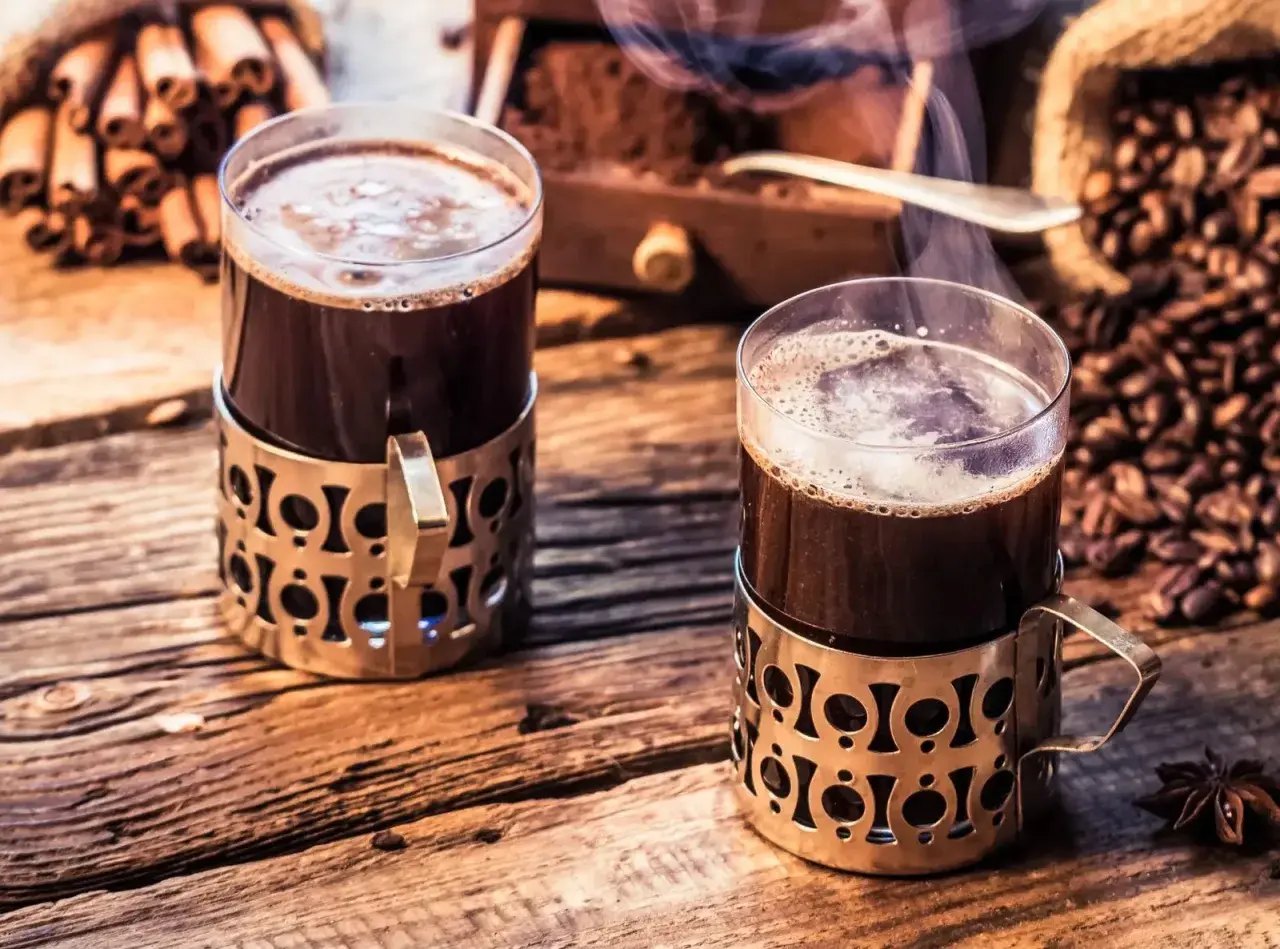 Para dwóch miłośników kawy. Gorąca, aromatyczna kawa czeka na degustację.