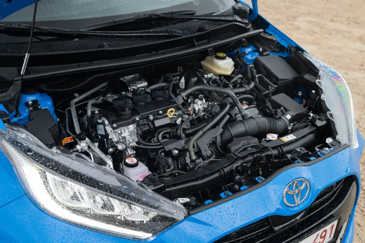 Silnik Toyoty Yaris IV, z widocznymi przewodami i elementami układu.