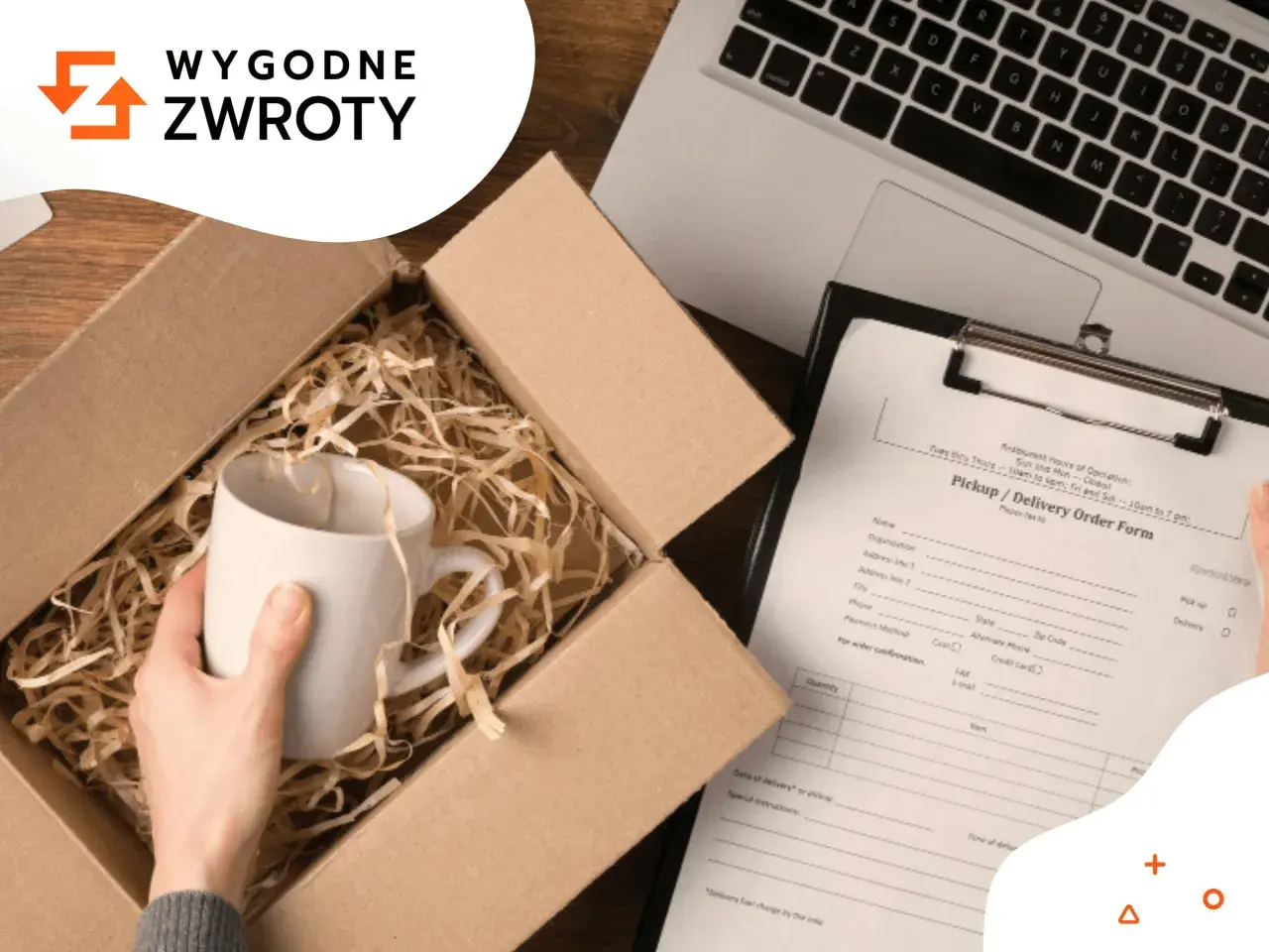 Wygodne zwroty: pakowanie kubka do wysyłki, obok formularz odbioru/dostawy i laptop.
