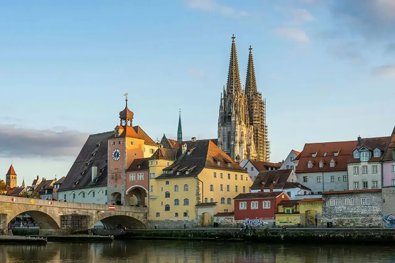 Die Donau fließt an Regensburg vorbei, wo man die Steinerne Brücke und den Dom bestaunen kann. Was tun in Regensburg? Hier gibt es viel zu entdecken!