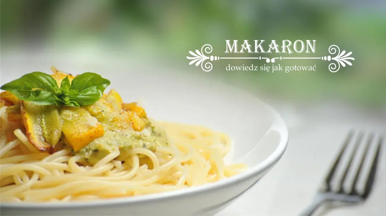 Pyszny makaron orkiszowy z zielonym pesto i warzywami, udekorowany bazylią. Dowiedz się, jak go przygotować!