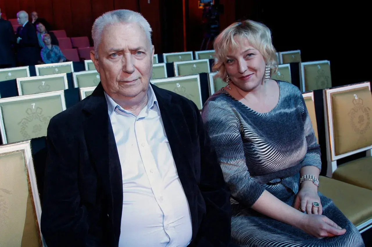Joanna Kossowska, wiek nieznany, siedzi obok starszego mężczyzny na widowni.