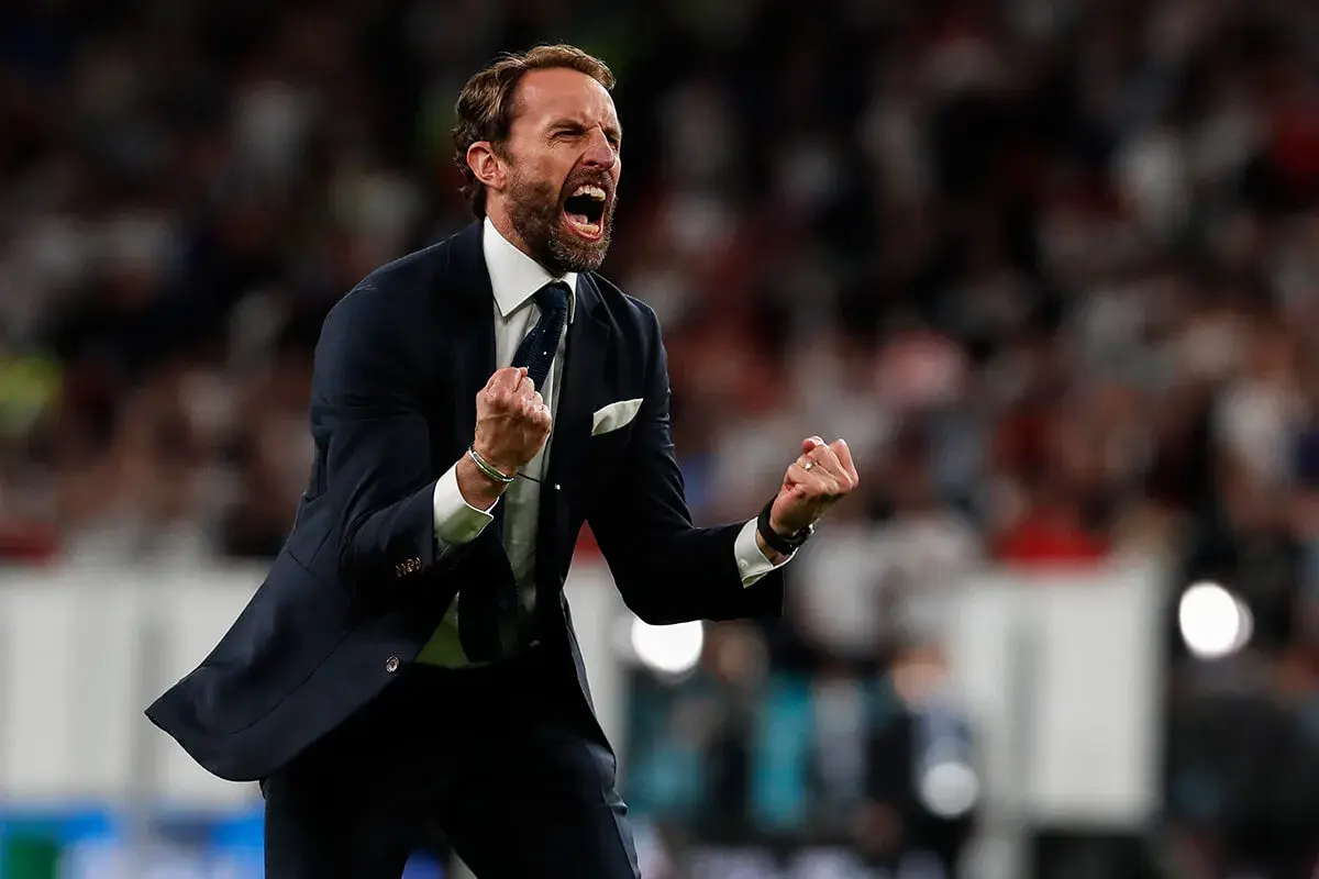 Gareth Southgate, prowadzone drużyny, świętuje zwycięstwo z zaciśniętymi pięściami.