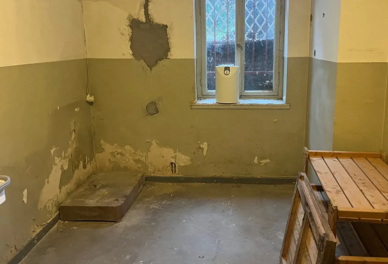 Ein feuchter Keller in einem Altbau. Hier ist eine Kellerabdichtung sinnvoll, um Schimmel und Schäden vorzubeugen.