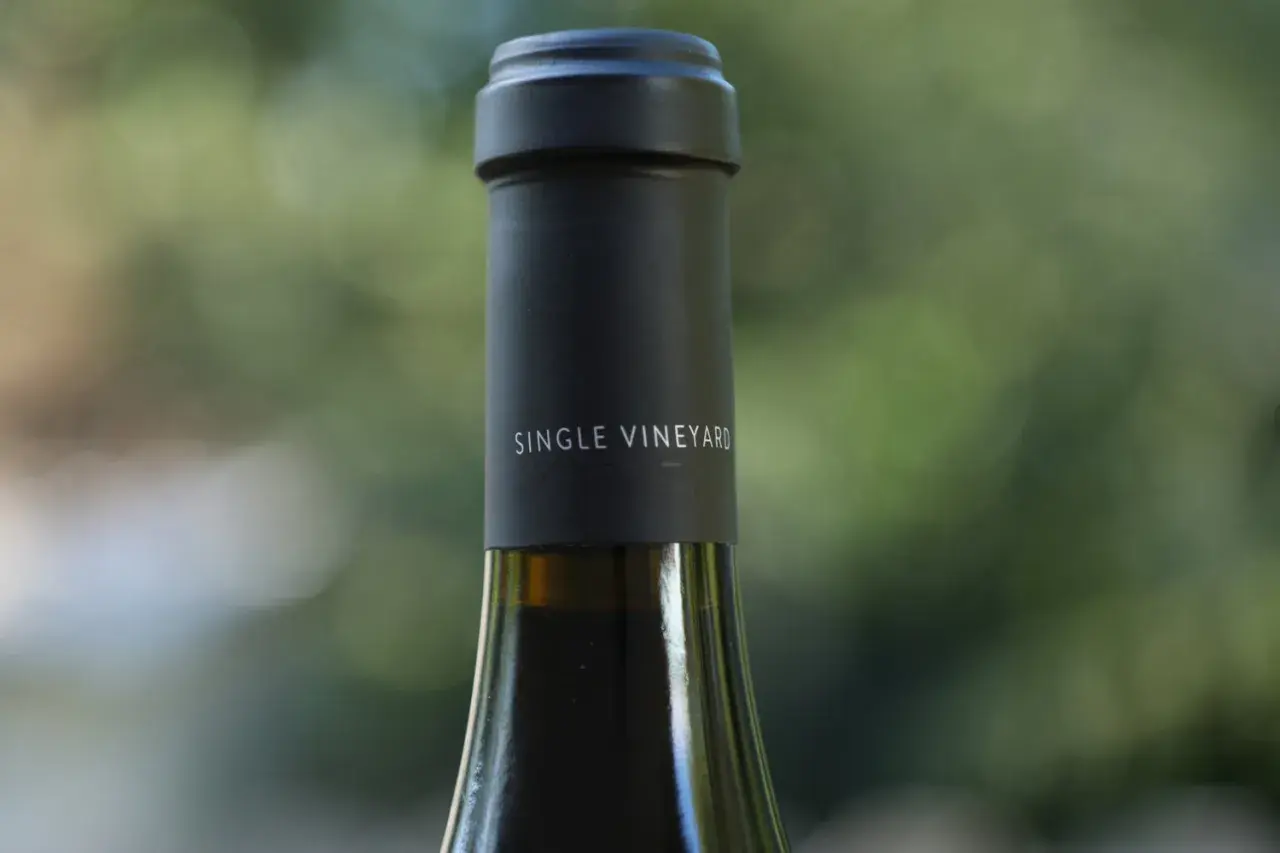 Der Hals einer Weinflasche mit der Aufschrift "Single Vineyard". Ein feiner Timothy Chardonnay, der die Reinheit des Weinbergs widerspiegelt.