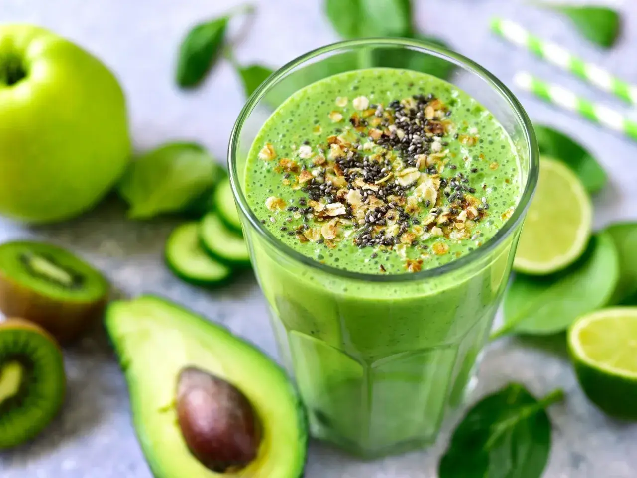 Zielony koktajl z awokado, kiwi i jabłka, posypany nasionami chia i granolą. Idealne na zdrowe śniadanie. Inspiracja na smoothie przepisy.