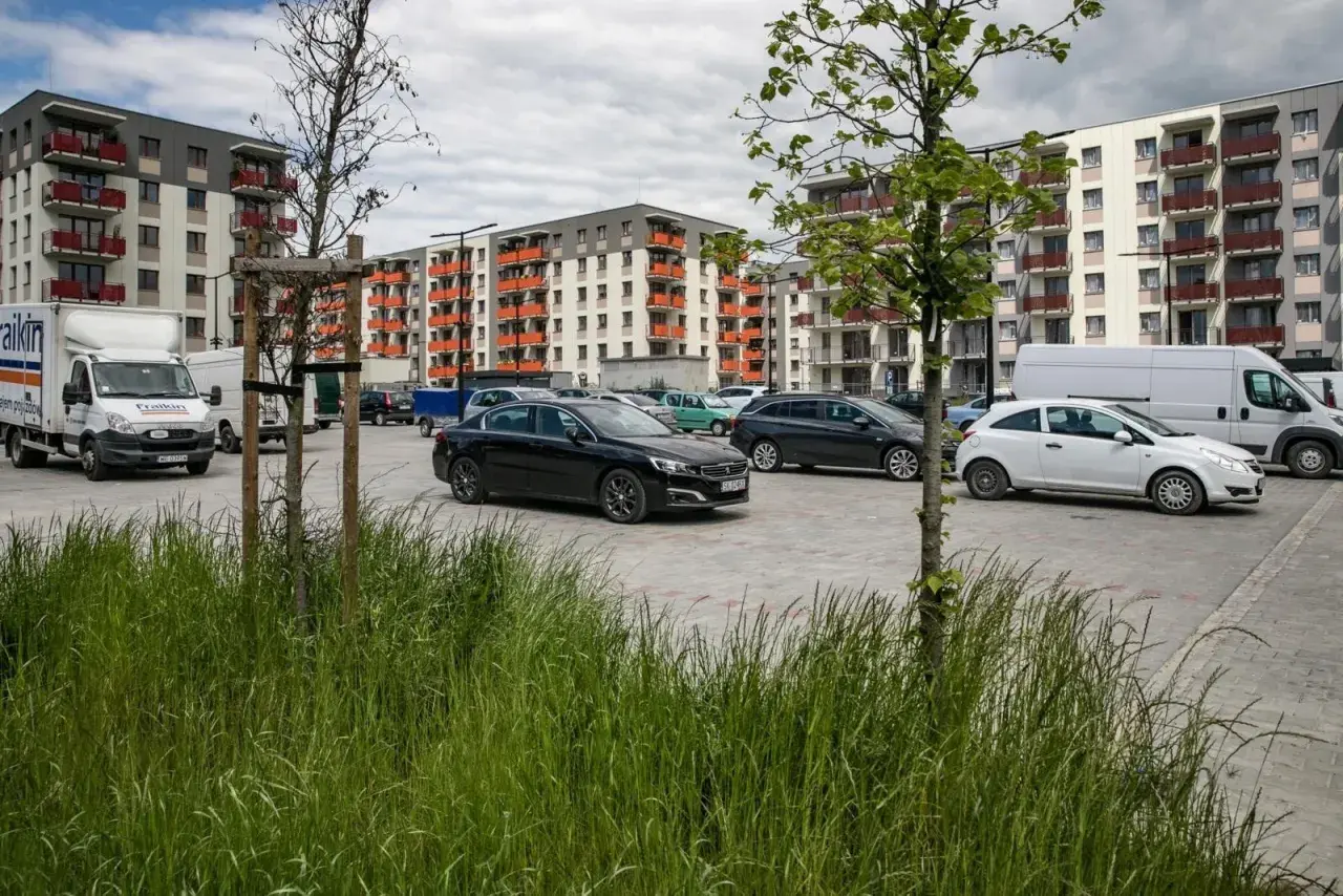 Ile miejsc parkingowych na mieszkanie? Nowe regulacje i ich skutki