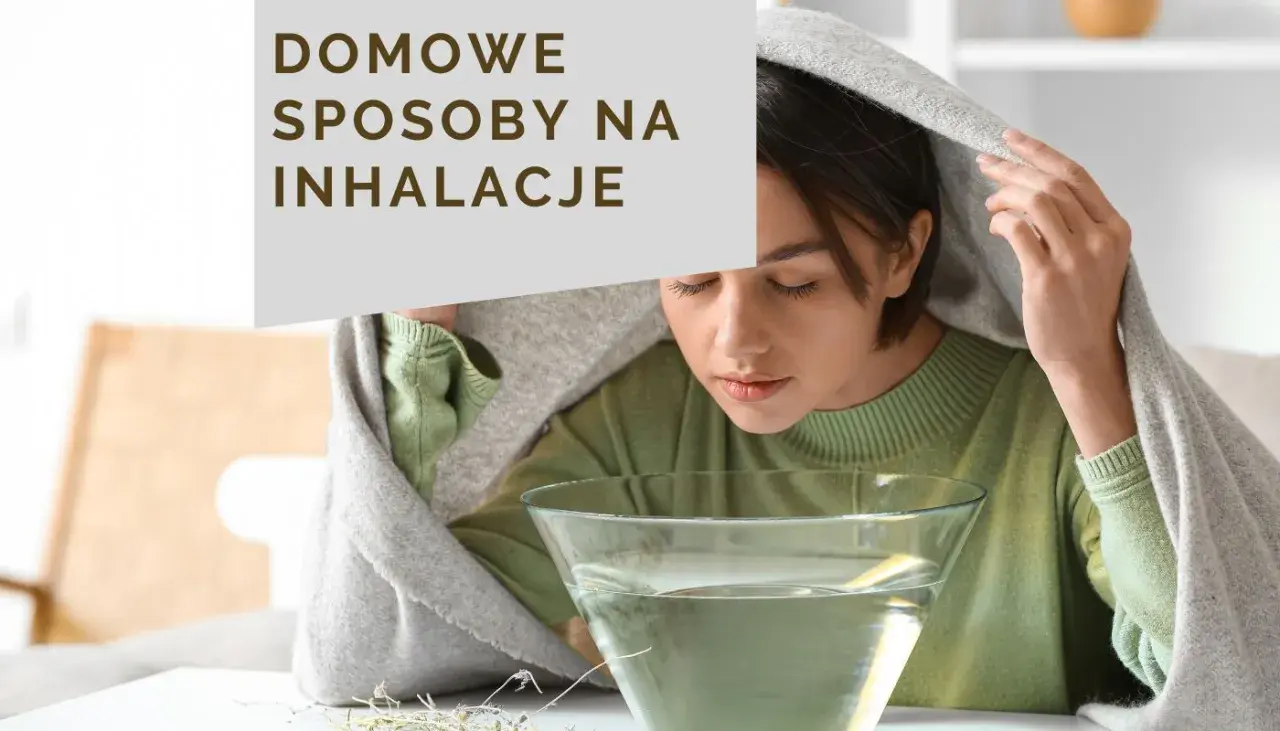 Kobieta wykonuje domowe inhalacje nad miską z gorącą wodą, okryta kocem.