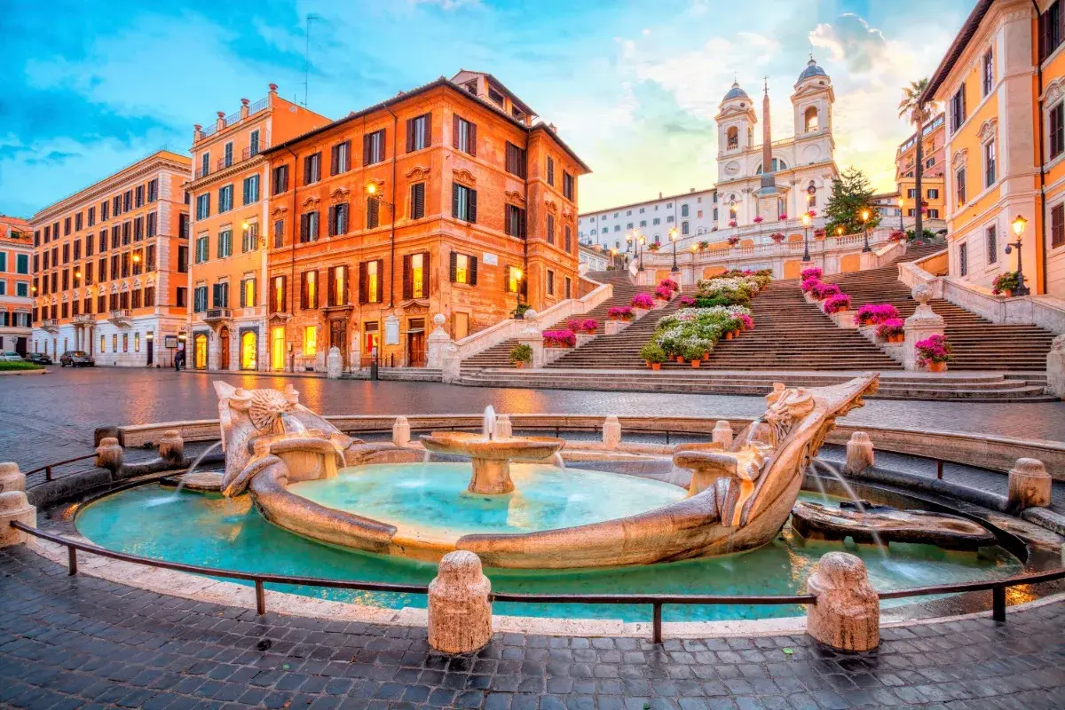 Fontaine de la Barcaccia et escaliers de la Trinité-des-Monts à Spagna, Rome, au lever du soleil.