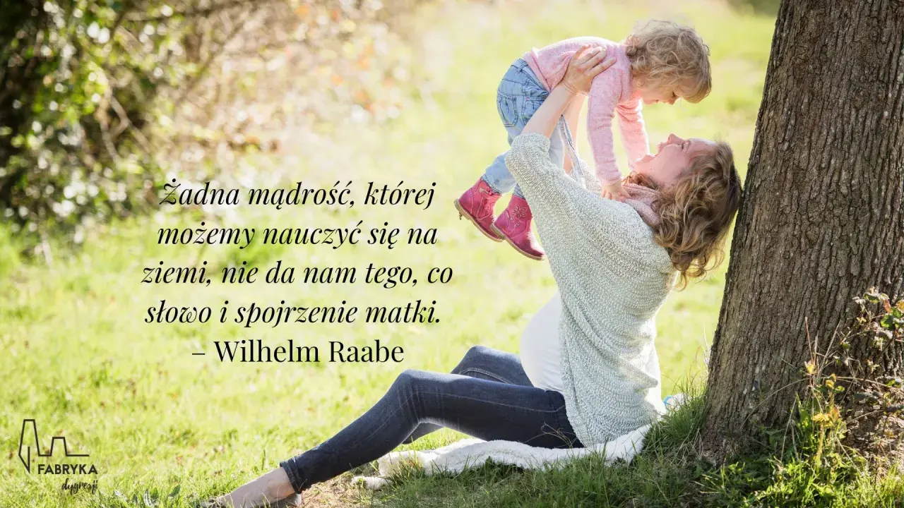 Ciężarna kobieta bawi się z córką na trawie. Cytaty o synu i matce.