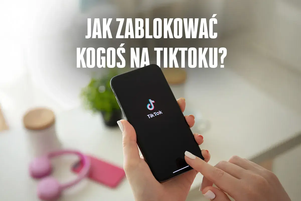 Dłonie trzymające smartfon z logo TikToka. Na ekranie widnieje pytanie: "Jak zablokować kogoś na TikToku?".