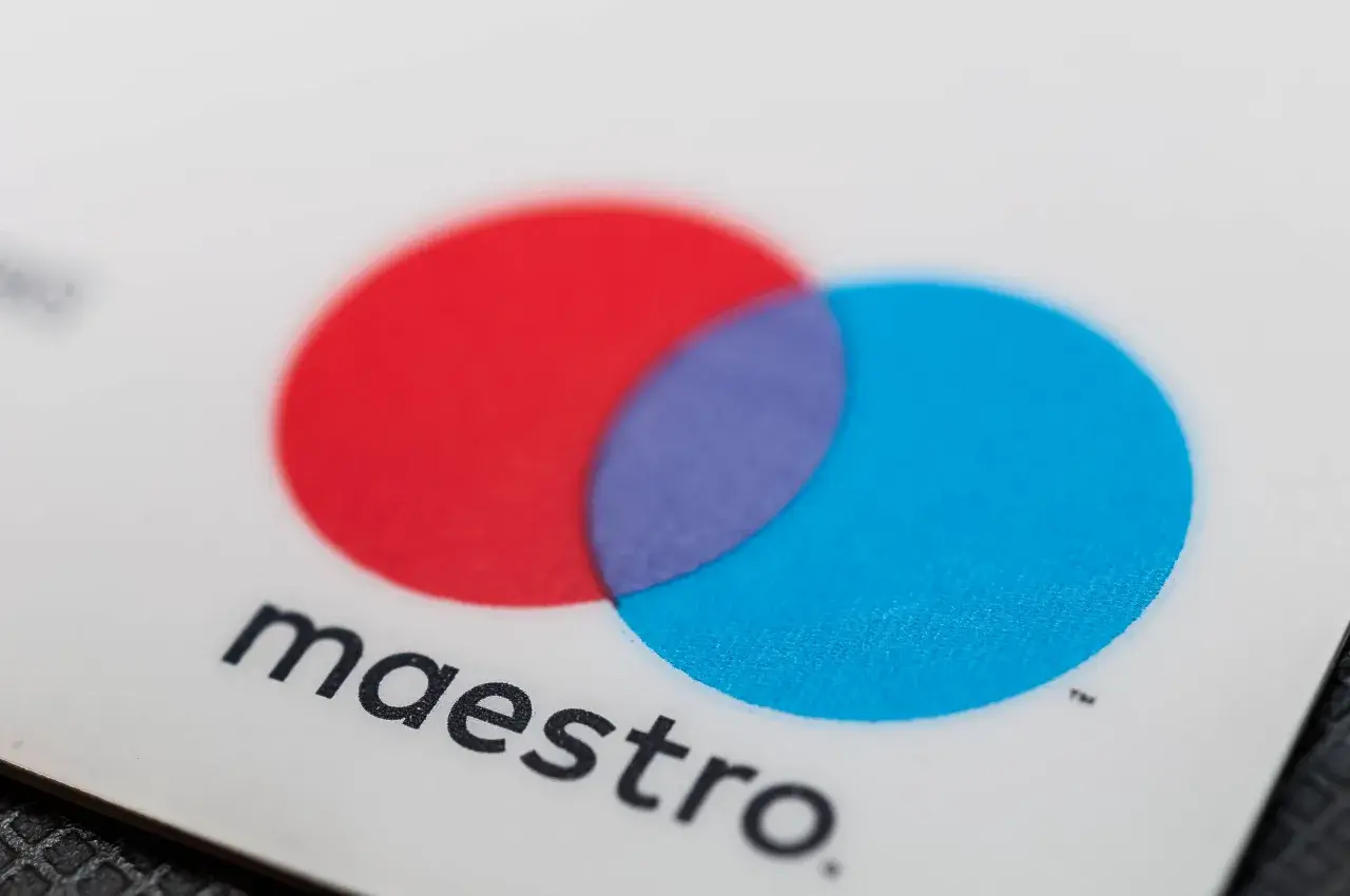 Nahaufnahme einer Maestro Karte mit dem bekannten Logo. Perfekt für Reisen ins Ausland.