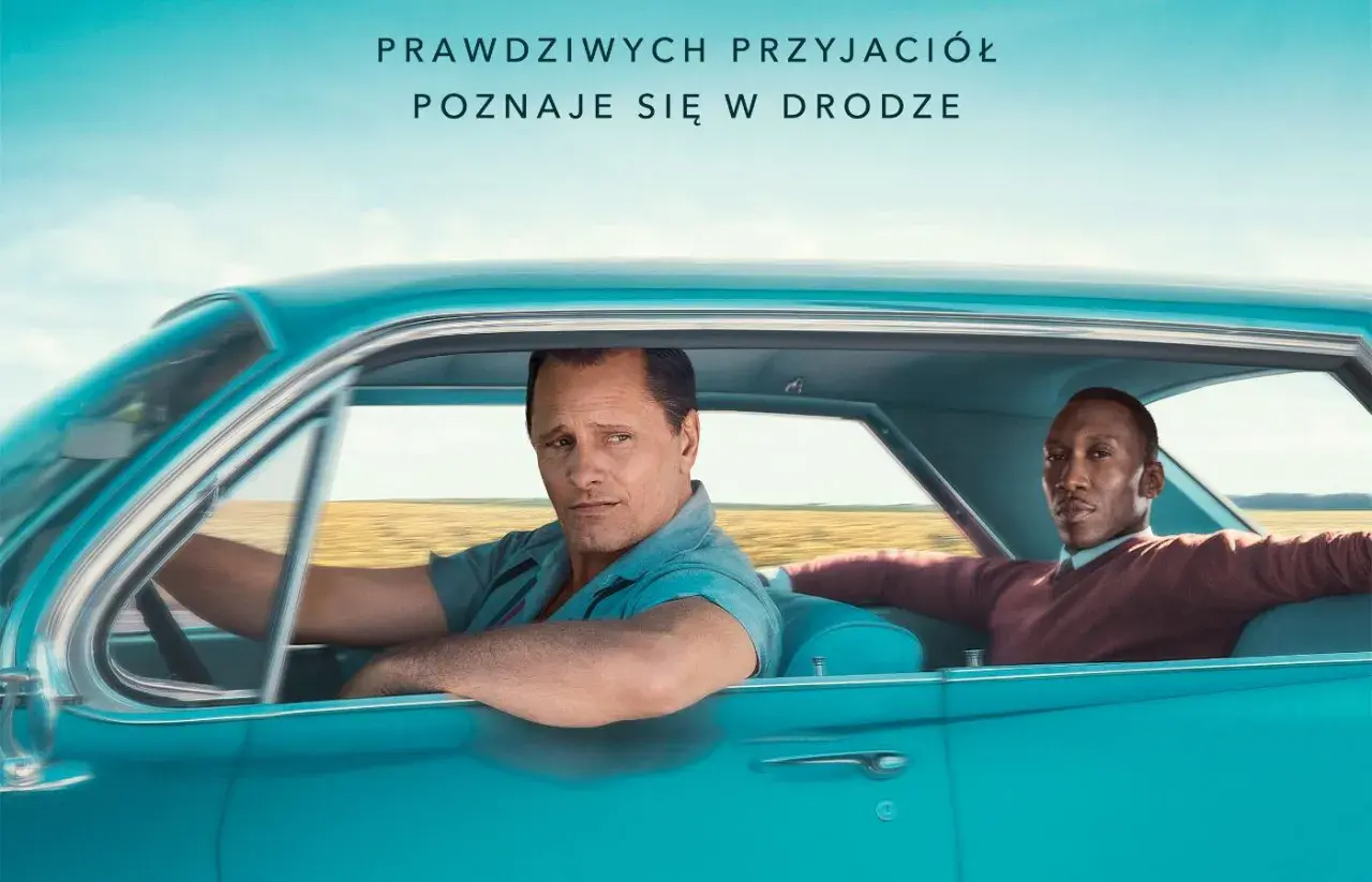 Viggo Mortensen i Mahershala Ali w filmie "Green Book". Dwóch mężczyzn w podróży, poznają się w drodze.
