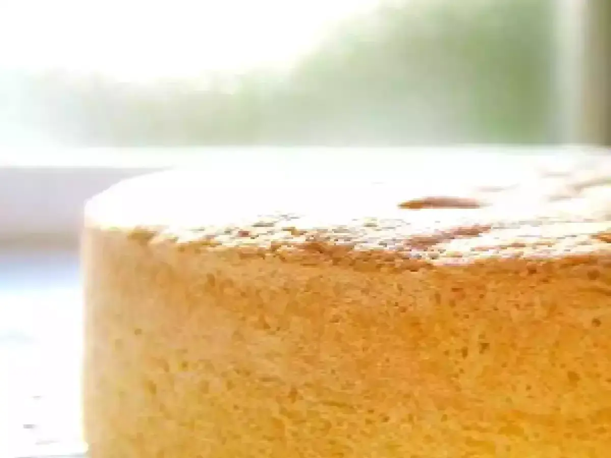 Un gâteau moelleux, parfait pour une recette génoise. Sa texture aérienne promet un délice.