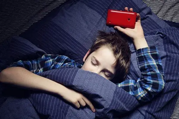 Jak telefon komórkowy wpływa na rozwój dziecka – skutki i praktyczne porady dla rodziców