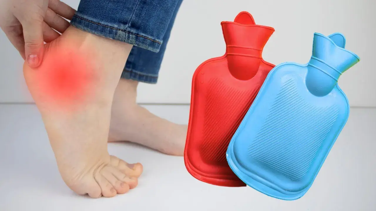 Fuß mit rotem Schmerzbereich am Hacken, daneben zwei Wärmflaschen in Rot und Blau.