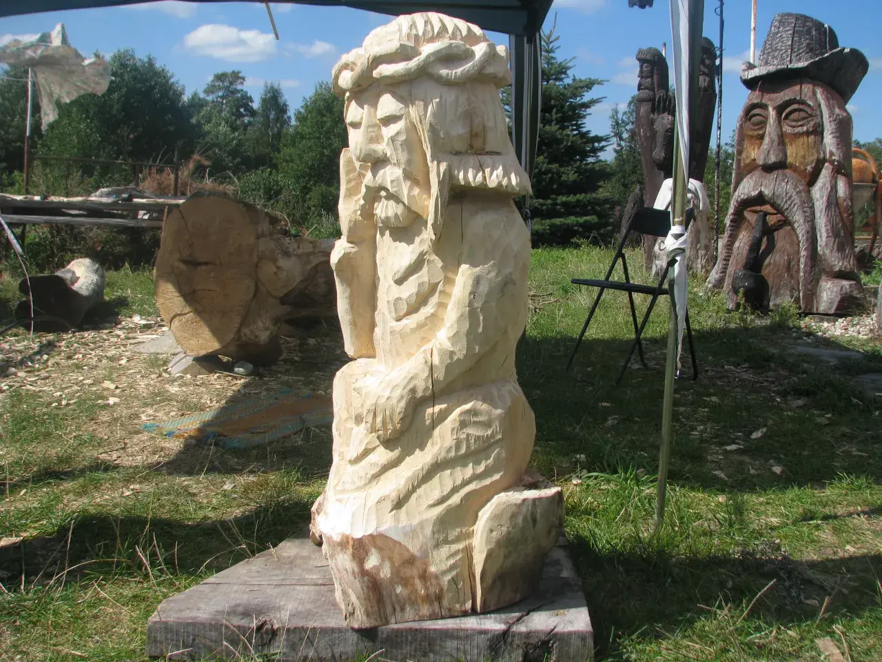 Chrystus Frasobliwy rzeźba w drewnie - odkryj piękno i historię