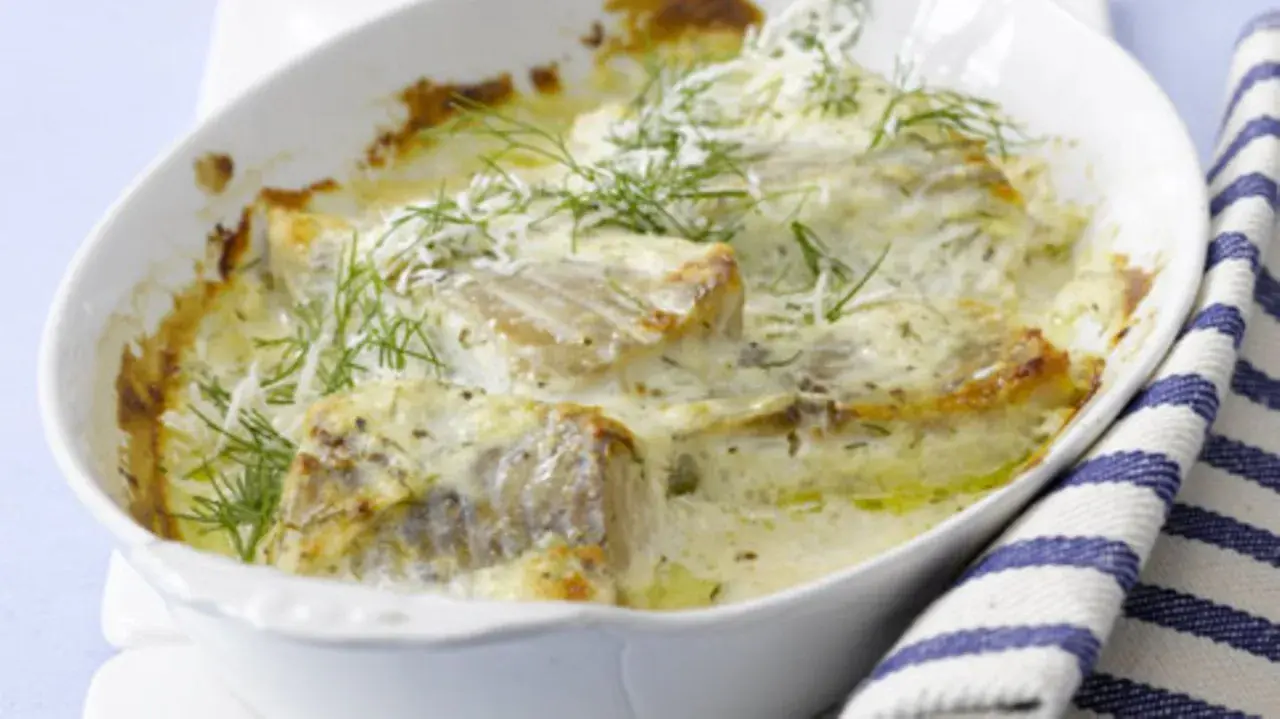 Fisch im Backofen, cremig und mit Dill verfeinert. Wie lange er gart, hängt von der Dicke ab.