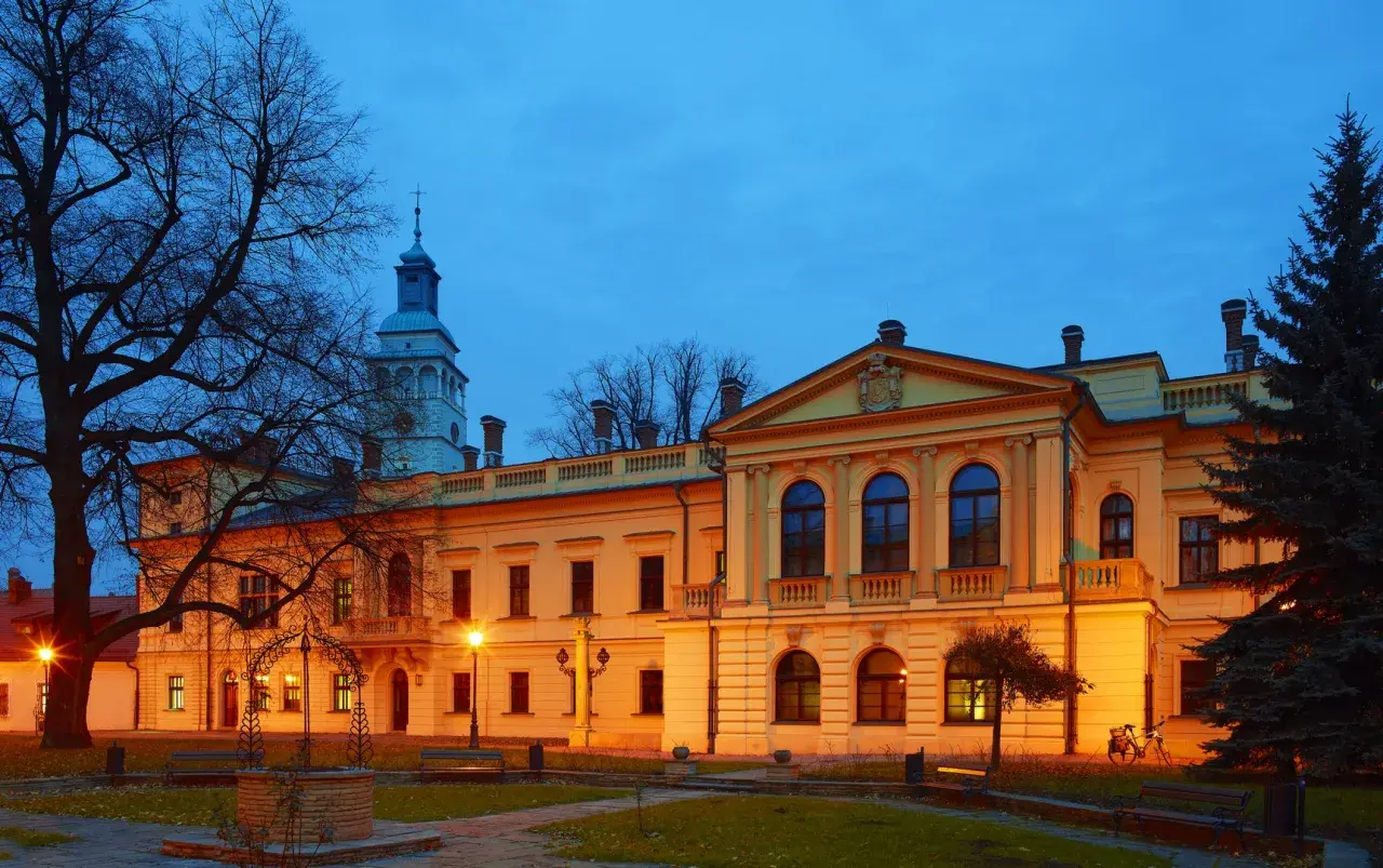 Żywiec: Pałac Habsburgów zachwyca nocą. Zwiedzanie tego miejsca to podróż w czasie.