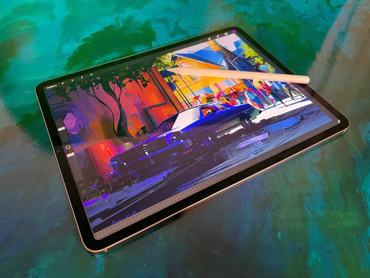 Tablet z rysunkiem ulicy i samochodu, idealny do tworzenia cyfrowych dzieł. Ranking tabletów graficznych podpowie, który wybrać.