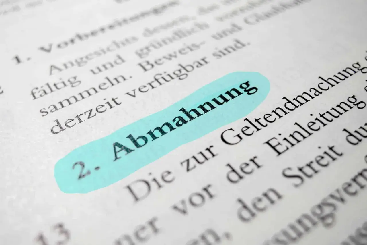 Ein Textausschnitt mit dem hervorgehobenen Wort "Abmahnung", relevant für Mieter und Vermieter.