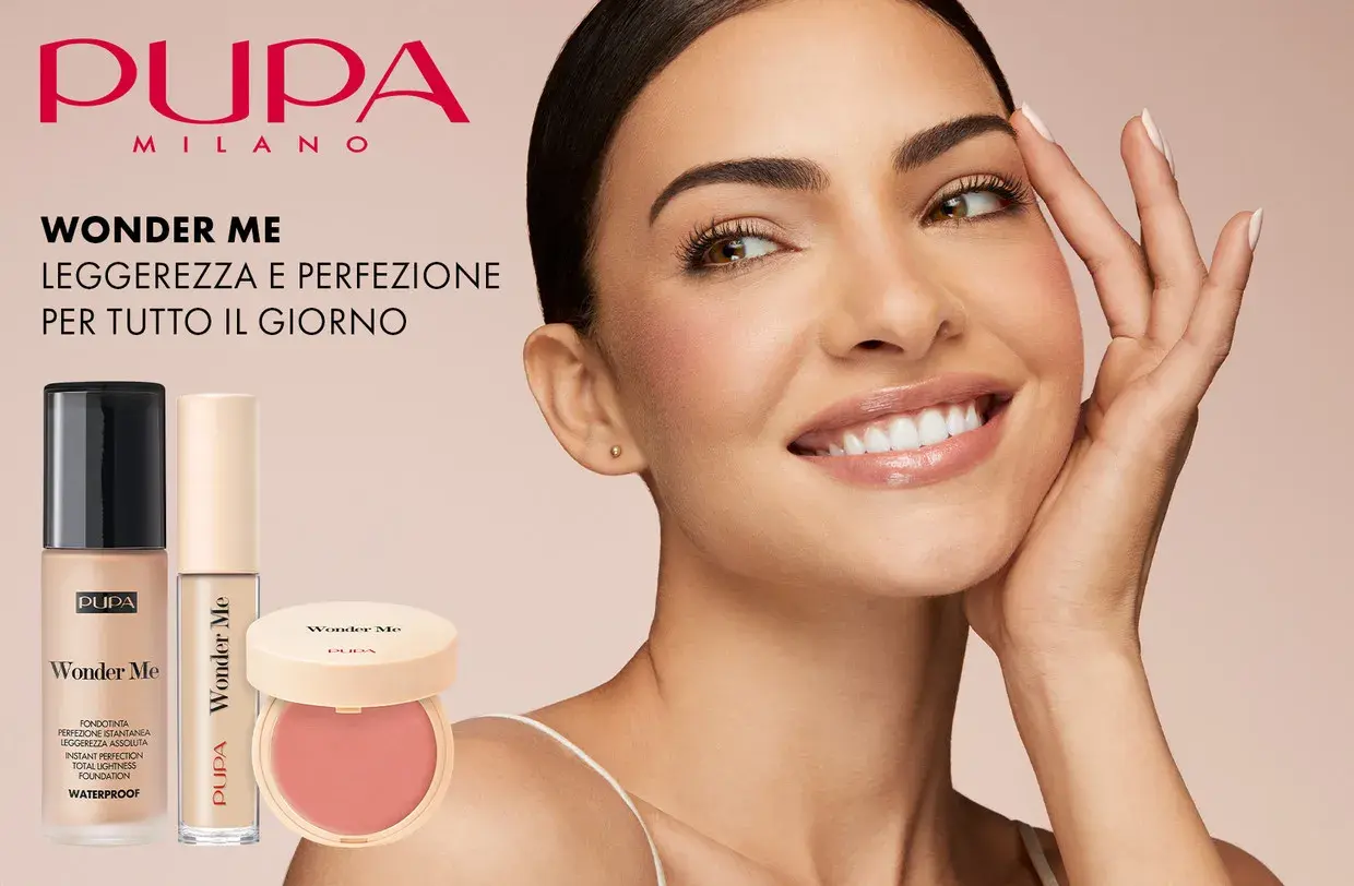 Modella sorridente con fondotinta e correttore Pupa Wonder Me. Il correttore, più chiaro del fondotinta, illumina il viso per un look perfetto tutto il giorno.
