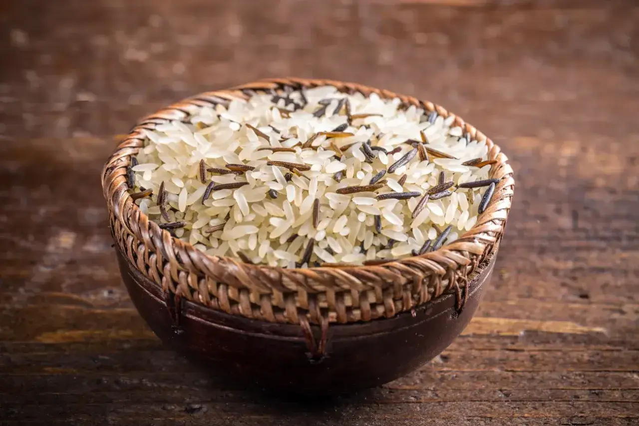 Mieszanka ryżu długoziarnistego i dzikiego w plecionej misce. Idealny do przygotowania aromatycznego ryżu basmati ig.