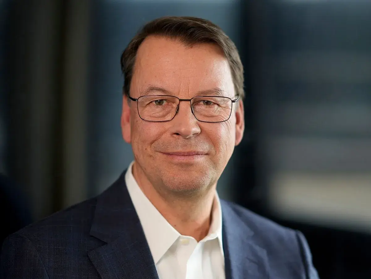 Porträt eines Mannes mit Brille im Anzug. Er könnte ein wichtiger Manager sein, der die Entwicklung der SUSS Microtec Aktie beeinflusst.
