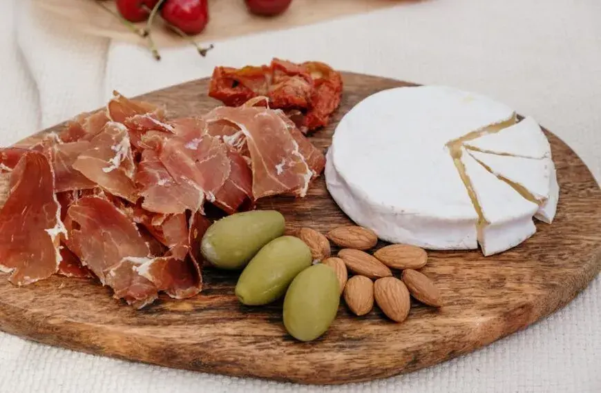Czy pies może jeść Camembert? Ryzyko i bezpieczne alternatywy