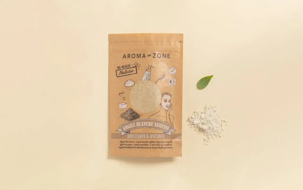 Argilla bianca in polvere, dalle proprietà addolcenti e lenitive, ideale per pelli sensibili. Aroma-Zone.