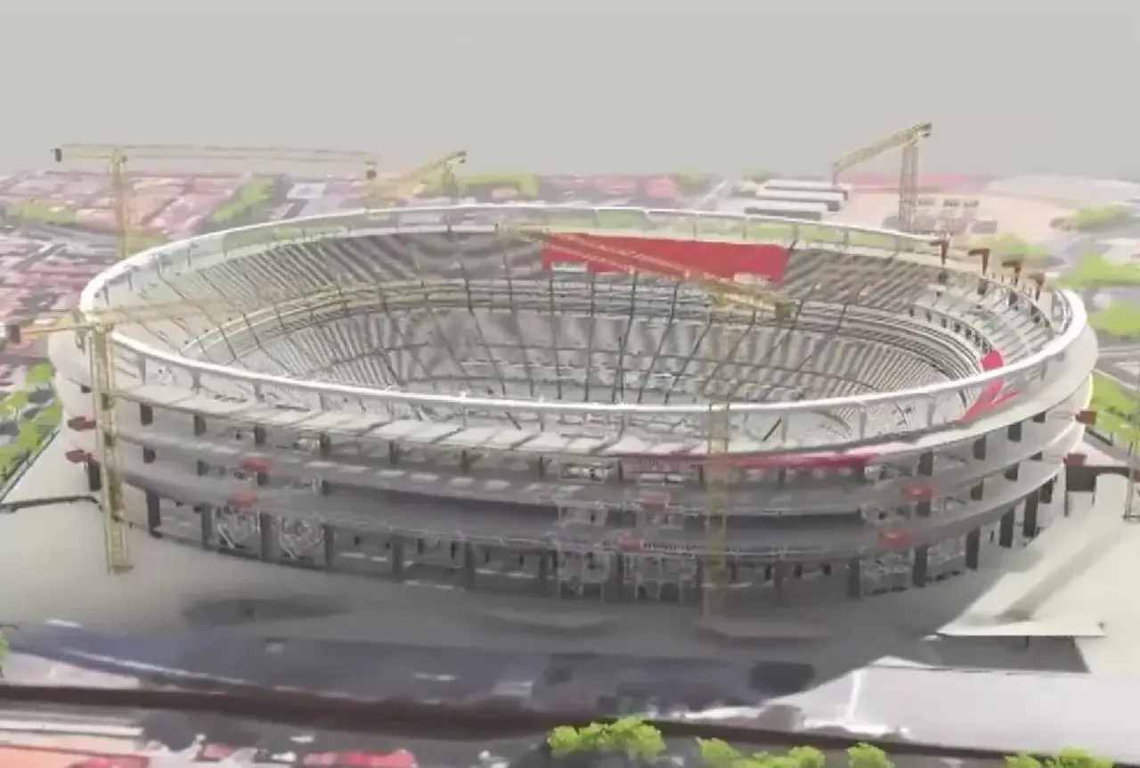 Widok stadionu Camp Nou w trakcie remontu. Widać konstrukcję, rusztowania i dźwigi budowlane.