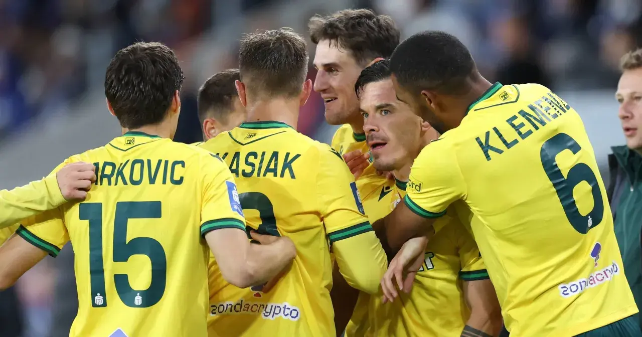Piłkarze GKS Katowice świętują bramkę w meczu z Wisłą Płock. Radość na twarzach zawodników, numery 15, 9, 6 widoczne na koszulkach.