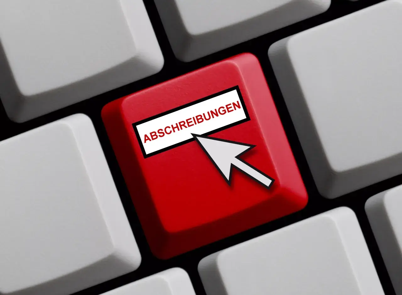 Rote Taste mit Mauszeiger und Beschriftung "Abschreibungen". Symbolisiert die digitale Erfassung von Abschreibungen am PC.