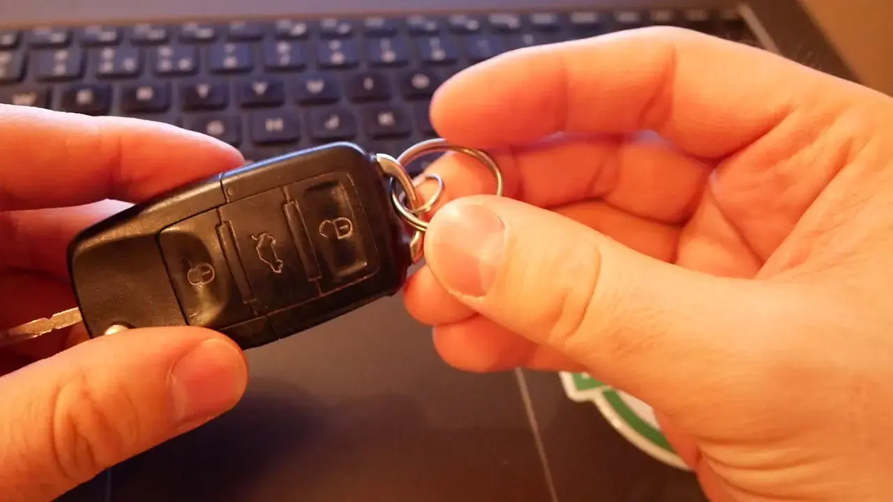 Wymiana baterii w kluczyku Skoda - prosta instrukcja krok po kroku